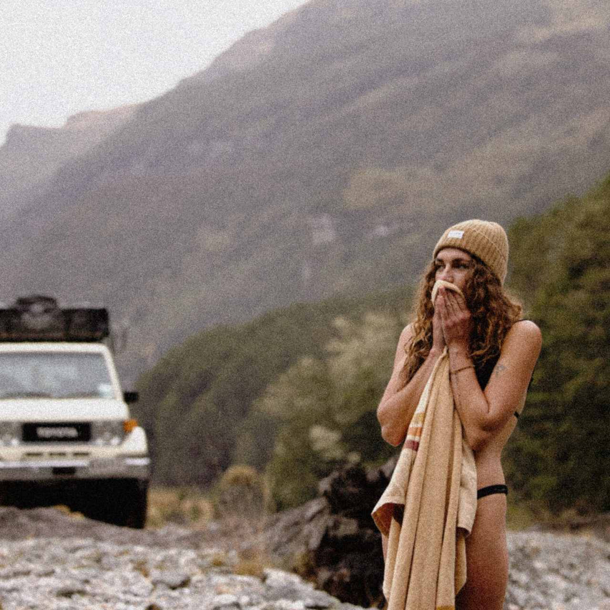 Levi Olive Brown worn - lifestyle